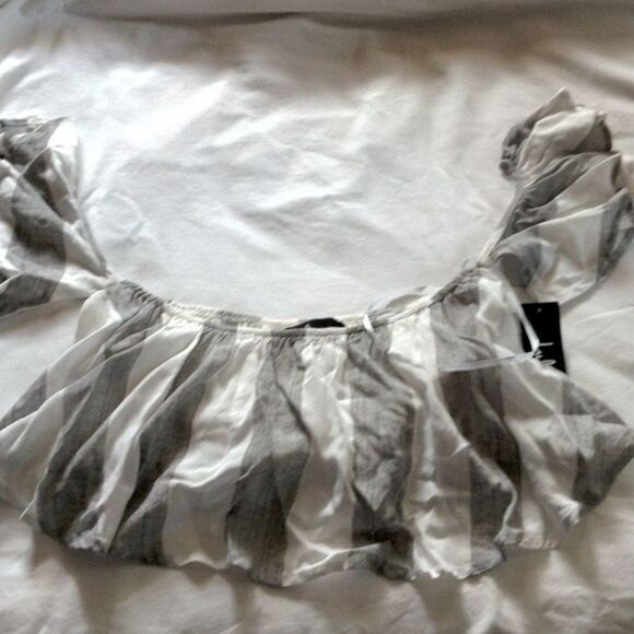 LULU'S COLD shoulder cropped top size S. NWT - Picture 1 of 5